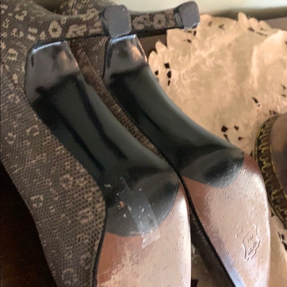 STUART WEITZMAN GRAY EMBOSSED LEATHER PUMPS - Picture 7 of 8